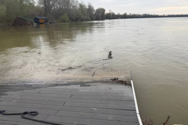 KRITIČNO KOD ŠAPCA: Voda već stigla do vikendica i PRODIRE UNUTAR OBJEKATA