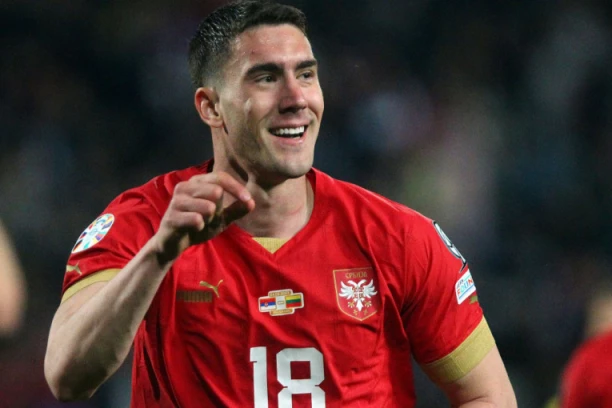 NEVEROVATNO: Prvo su izviždali Vlahovića - a sada se za njega raspituje legendarni trener!