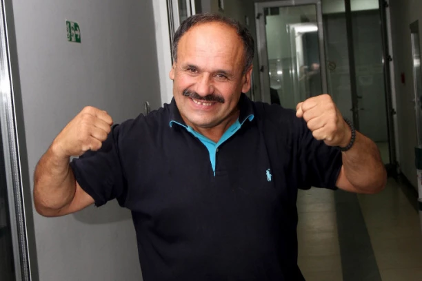 ZMAJ OD ŠIPOVA NA RUBU SIROMAŠTVA: Bivši rijaliti-učesnik jedva sklapa kraj s krajem, evo kako danas živi!