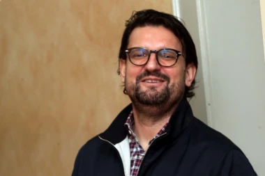 ISPLIVAO SNIMAK DUŠKA ŠARIĆA I NAŠEG REPERA! Zagrljeni pevaju OVU pesmu, a evo kako mu supruga danas izgleda!