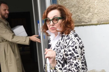 ANU BEKUTA POKOSILA TRAGEDIJA, HITNO OTKAZALA NASTUPE: Pevačici javili za SMRT dečka, ona se odmah oglasila!