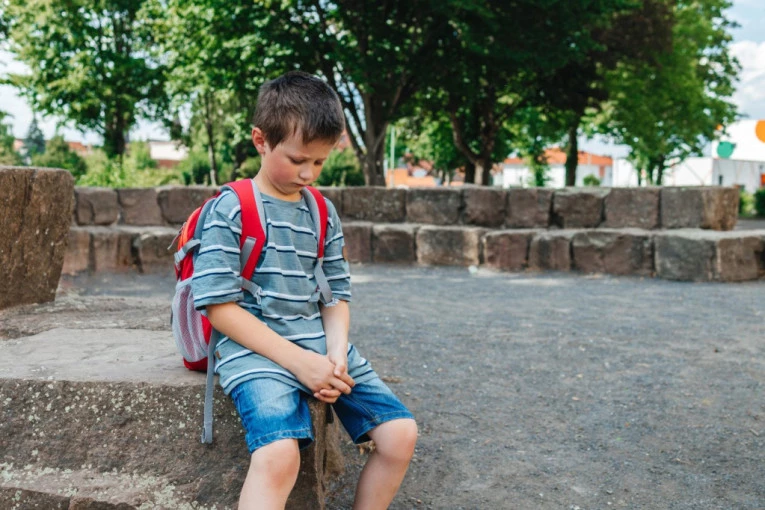 DEČAK JE TRPEO PONIŽENJA U ŠKOLI ČAK I OD UČITELJICE: Godinama kasnije dobila je pismo, njegove reči su je potpuno slomile - zaplakala je!