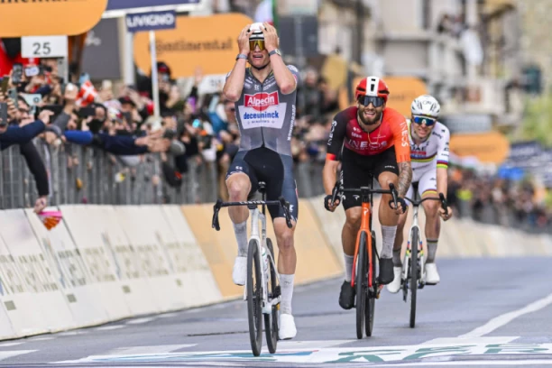 TADEJ POGAČAR U TRILER ZAVRŠNICI IZGUBIO TRKU:  Ovo je veliki poraz za Slovenca  (VIDEO)