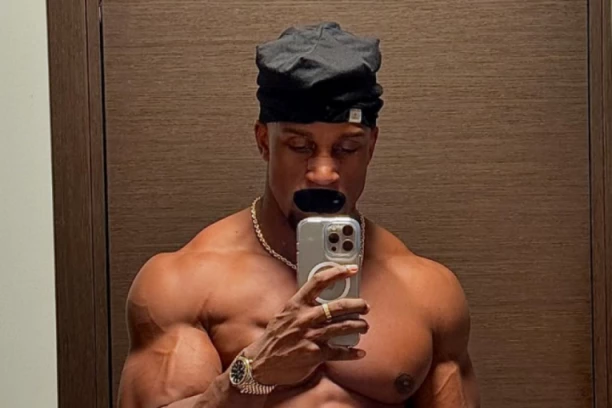 ZBOG ČEGA MUŠKI INFLUENSERI LEPE TRAKE PREKO USANA? Ovo je novi trend u svetu, a sve zanima samo jedno! (VIDEO)