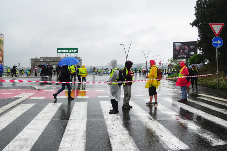 STRAVIČNI KOLAPS U GRADU I DALJE TRAJE, A BLOKADERA "NI ZA LEK"! Evo šta se trenutno dešava na Brankovom mostu! (FOTO)