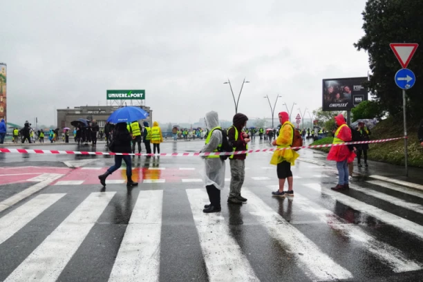 STRAVIČNI KOLAPS U GRADU I DALJE TRAJE, A BLOKADERA "NI ZA LEK"! Evo šta se trenutno dešava na Brankovom mostu! (FOTO)