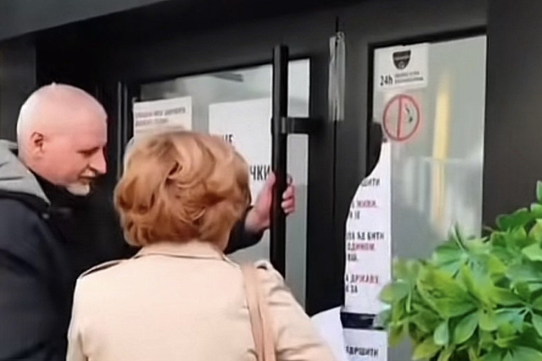 NAPOKON JE POČELO OSLOBAĐANJE FAKULTETA, SVAKA ČAST GOSPOĐI! Profesorka Manić pocepala plakate s nepristojnim porukama sa ulaza u zgradu blokiranog fakulteta! (FOTO)