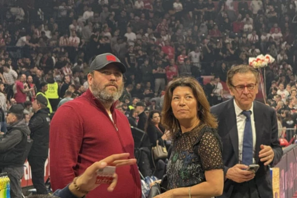 POZNATA SRPSKA GLUMICA BODRI CRVENO-BELE!  S njom je došao veliki navijač Zvezde Meridianbet (FOTO)