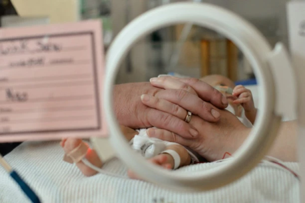 BEBA JE ROĐENA 3 MESECA PRE TERMINA, SA SVEGA 700 GRAMA: Lekari nisu bili optimistični, a onda se desilo ČUDO! (FOTO)