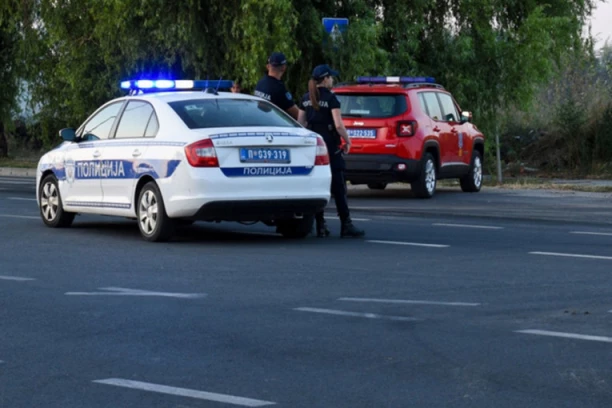 TEŠKO RAZBOJNIŠTVO U ČAČKU! Sa fantomkom uleteo u ulaz, a onda iz automobila na parkingu odneo šta je stigao!