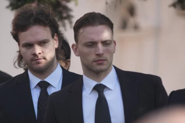 POJAVIO SE NA SAHRANI BAKE HAFE, PA ZALUDEO DEVOJKE: Ovo je mišićavi naslednik porodice Karić o kom bruji Srbija (GALERIJA)