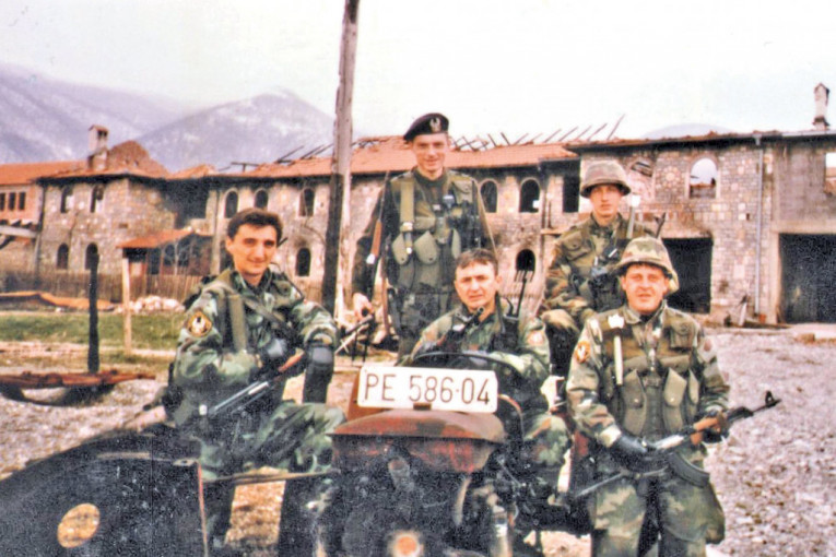 Pripadnici 5. bataljona vojne policije kapetan Košanin (prvi sleva), stariji vodnik prve klase Tepavac, vodnik Komarica (prvi zdesna) dali su živote, ali ne i granicu na području Košara