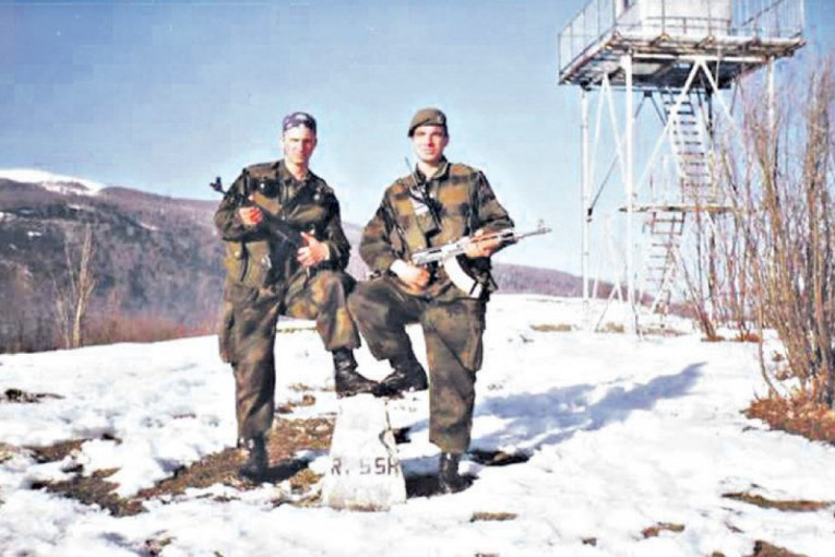 Vodnik Račić sa saborcem kod graničnog kamena iznad karaule Košare