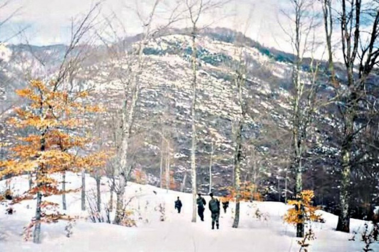 Naši graničari u položaju visa Rasa košares