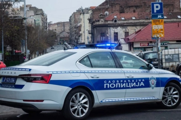 TEŠKA SAOBRAĆAJKA U BEOGRADU! Automobil sleteo sa auto-puta kod "Laste"! (FOTO)