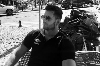 SAHRANJENA MLADA ZVEZDA GRANDA! Na belom sanduku ispisane reči LEDE KRV U ŽILAMA!