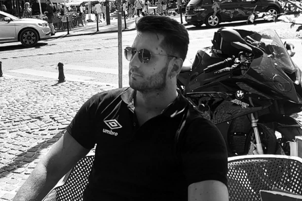 SAHRANJENA MLADA ZVEZDA GRANDA! Na belom sanduku ispisane reči LEDE KRV U ŽILAMA!