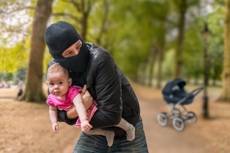 ABDUCTOR GRABBED BABY IN FRONT OF PARENTS! Tried to take her, then BROKE HER THIGH BONE, and then a twist happened (VIDEO)