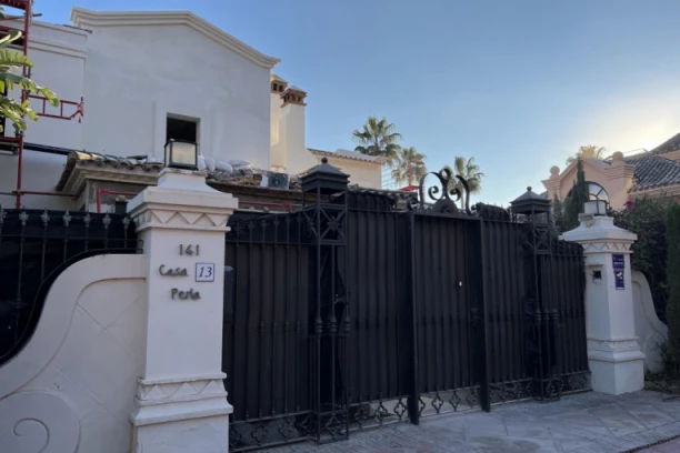 ODRALI SU MU KOŽU SA LEĐA: Vlasti Marbelje žestoko udarile Novaka po džepu - evo kako izgleda vila porodice Đoković u mondenskom letovalištu! (FOTO GALERIJA)