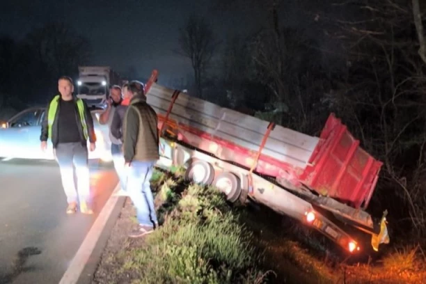 KARAMBOL NA IBARSKOJ MAGISTRALI! Dva sudara na samo 10 metara, automobil sleteo sa puta! (FOTO)