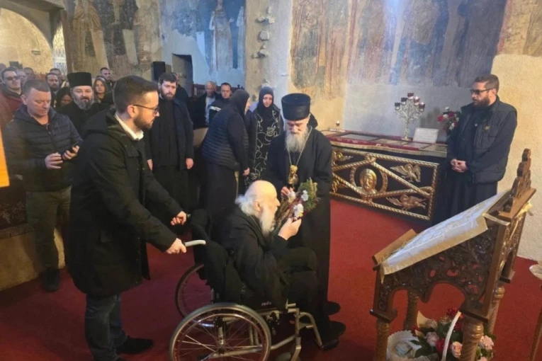 DIRLJIV SUSRET UMIROVLJENOG I AKTUELNOG VLADIKE MILEŠEVSKOG: Mitropolit Atanasije dočekao nekadašnjeg prvopastira Eparhije mileševske – episkopa Filareta