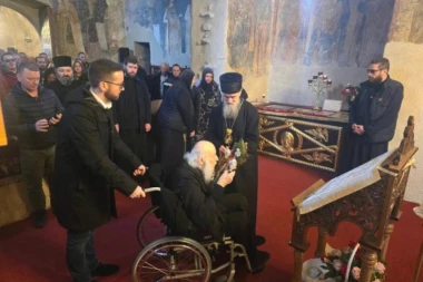 DIRLJIV SUSRET UMIROVLJENOG I AKTUELNOG VLADIKE MILEŠEVSKOG: Mitropolit Atanasije dočekao nekadašnjeg prvopastira Eparhije mileševske – episkopa Filareta