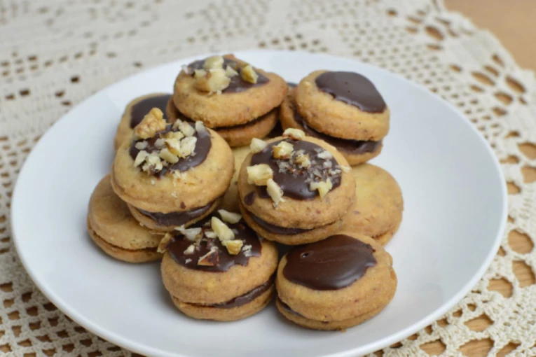 STARINSKI RECEPT ZA IŠLERE - KOLAČ BOGATOG UKUSA: Krhki i mekani kao duša, evo kako da ostanu sveži danima!