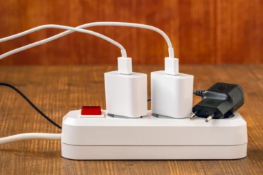 IZ UTIČNICE OBAVEZNO ISKLJUČITE OVAJ MALI KUĆNI UREĐAJ: Kao lud troši struju, zbog njega su vam računi enormni