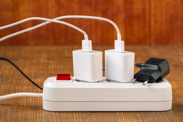 IZ UTIČNICE OBAVEZNO ISKLJUČITE OVAJ MALI KUĆNI UREĐAJ: Kao lud troši struju, zbog njega su vam računi enormni