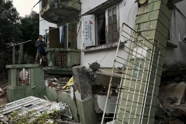 LJUDI U PANICI BEŽE IZ ZGRADA, SVE SE TRESE: Prvi snimci snažnog zemljotresa obilaze svet (VIDEO)