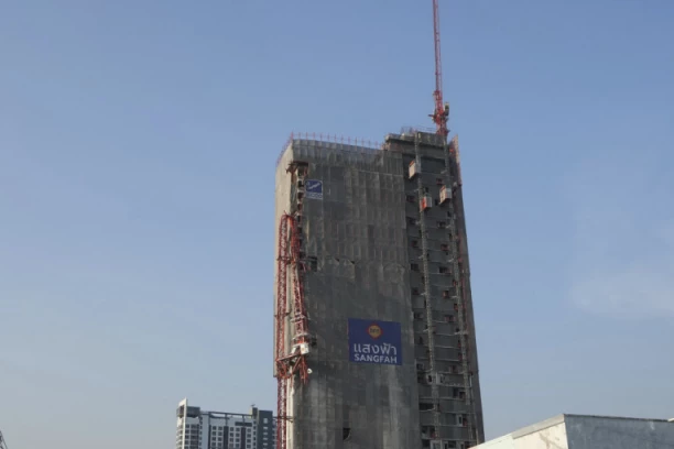 KAO DA JE SMAK SVETA: Pogledajte snimak krana koji PADA sa vrha nebodera posle zemljotresa (VIDEO)