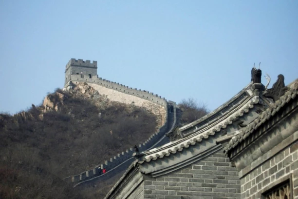 MUŠKARAC POKAZAO ZADNJICU KOD SVETSKI POZNATE ATRAKCIJE: Već u sledećem trenutku supruga i on doživeli su PONIŽENJE ŽIVOTA (FOTO)