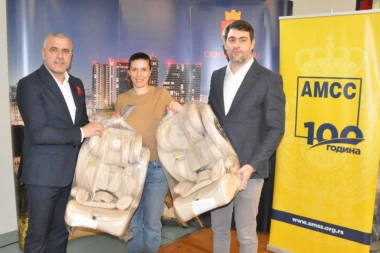 BEZBEDNOST DECE U SAOBRAĆAJU PRIORITET OPŠTINE SAVSKI VENAC: Podeljena besplatna auto-sedišta za decu sa Savskog venca