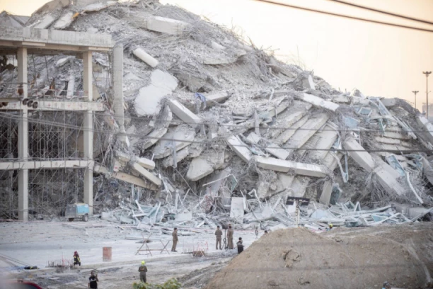 UŽAS ISPOD RUŠEVINA SOLITERA! Čak 90 ljudi zarobljeno moli za pomoć, neki su već na SAMRTI