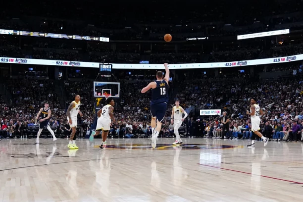 OVO NIJE REALNO! Jokić pogodio trojku o kojo će se PRIČATI I U NAREDNOM VEKU (VIDEO)