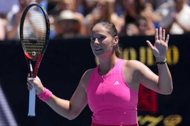 VOLELA JE NOVAKA, KRITIKOVALA GA, PRIZNALA DA JE GEJ: Lepotica je sada izdala celu zemlju