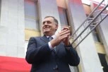 ZAPEVAO, IZGRLIO SE SA POLICAJCIMA, PA TRIJUMFALNO UŠAO U ZEMLJU! Dodik u svom stilu došao kući, uz komentar: "Čujem da su se ovde raspitivali za mene?" (VIDEO)