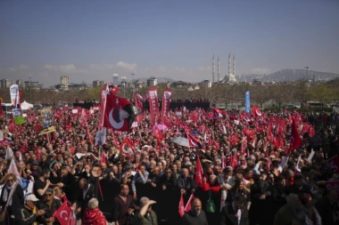 "SVI MUSLIMANI DA SE UJEDINE": Ori se poklič mase na glavnom trgu!