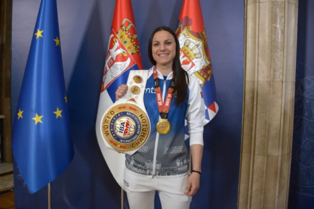 ANĐELA OTVORILA DUŠU ZA REPUBLIKU: Heroina Srbije pričala o ostavljanju u porodilištu i novoj porodici (VIDEO)