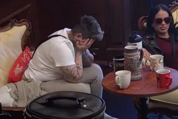 MATOROJ POZLILO ZBOG SLIKE SA PARASTOSA NJENE MAJKE: Dobila informacije koje su je RAZNELE U DELOVE! (FOTO)