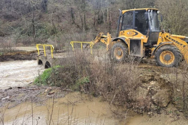 OGROMNA KOLIČINA PADAVINA ALARMIRALA SVE SLUŽBE U KLADOVU: Reka oštetila pristupni put (FOTO, VIDEO)