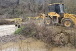 OGROMNA KOLIČINA PADAVINA ALARMIRALA SVE SLUŽBE U KLADOVU: Reka oštetila pristupni put (FOTO, VIDEO)