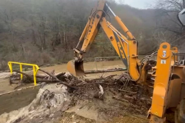 STANJE U KLADOVU STABILNO: Smiruje se stanje na vodotokovima
