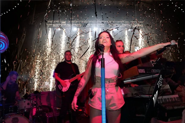 BARBARU BOBAK PIJANI MUŠKARAC POVUKAO ZA GLAVU! Pevačica progovorila o skandalu sa privatnog veselja!