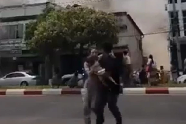 ŽENA IZVUČENA ISPOD RUŠEVINA POSLE 30 SATI OD ZEMLJOTRESA! Reakcija supruga kida dušu!