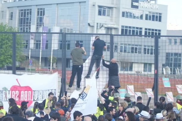 ZAVRŠENA SRAMNA BLOKADA INFORMERA! Vučićević vodio program uživo: Blokaderi su ekstremisti, ovo je talačka kriza!