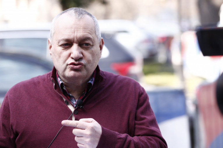 POGLEDAJTE KAKO KOLEGA UDARA "ĆUŠKU" Srđanu Milivojeviću! Saborac iz opozicionih redova da udara! (VIDEO)