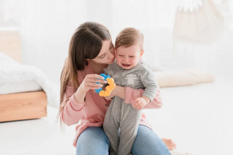 MAJKA JE PRIMETILA NEŠTO NEOBIČNO U PRLJAVOJ PELENI BEBE: Bio je to znak podmukle bolesti za koju nije ni znala da pogađa decu!