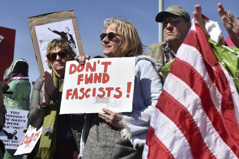 "NE FINANSIRAJTE FAŠISTE" Prostesti širom sveta u okviru globalnog dana akcije protiv Ilona Maska (VIDEO)