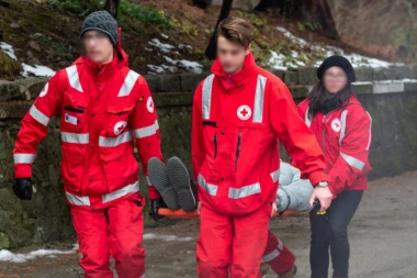 PRONAĐENE KOD ŽAGUBICE NA PLANINI PREGLEDALA HITNA POMOĆ! I dalje ne mogu da razgovaraju, evo u kakvom su zdravstvenom stanju!